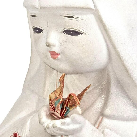 Vintage Japanese Ceramic Figurine White Kneeling Girl With Origami Crane JE370 - Picture 8 of 11